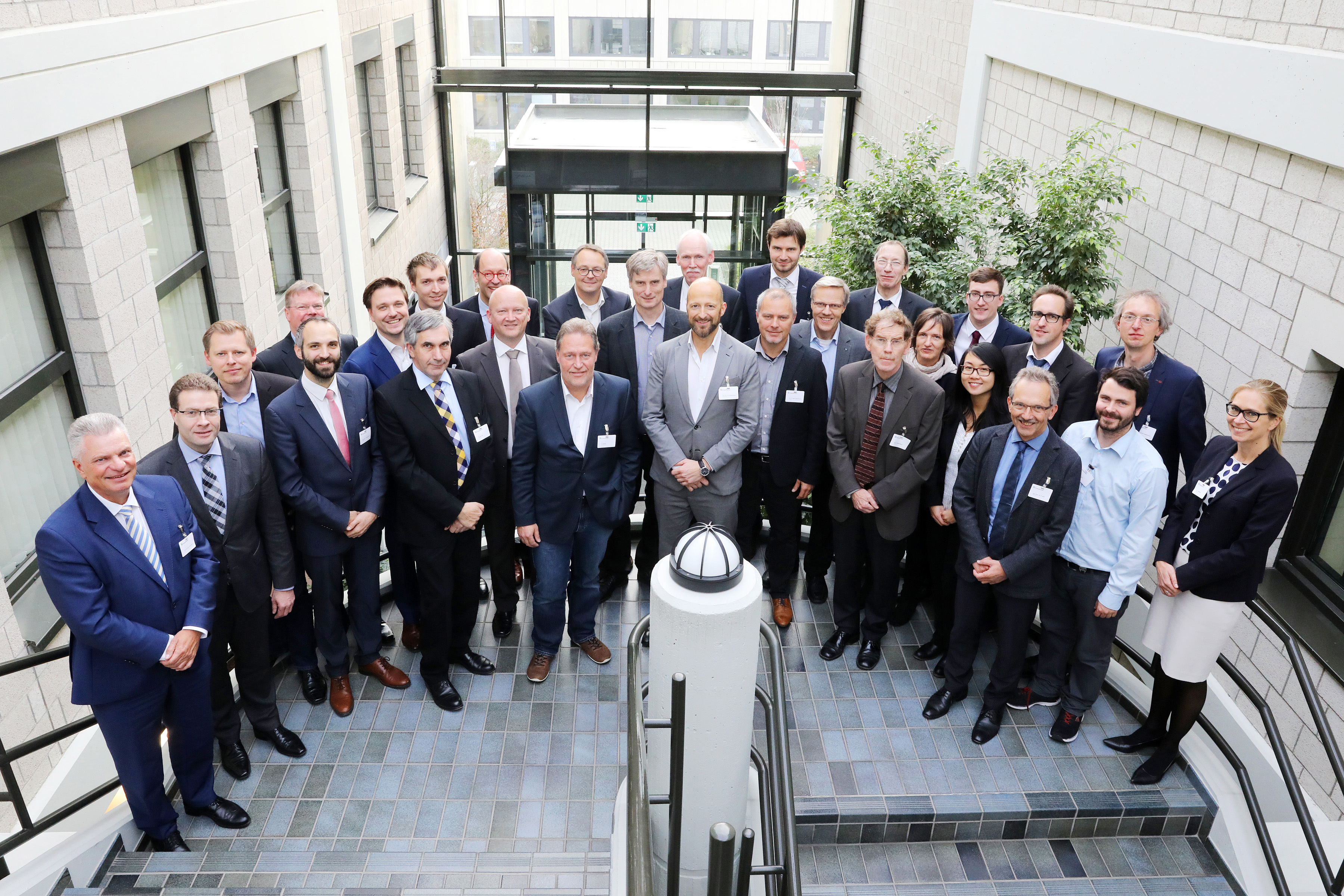 Bild 1: Partner aus Industrie und Wissenschaft trafen sich am 14.11.2017 zum Kick-off des Fraunhofer-Leitprojekts futureAM in Aachen.