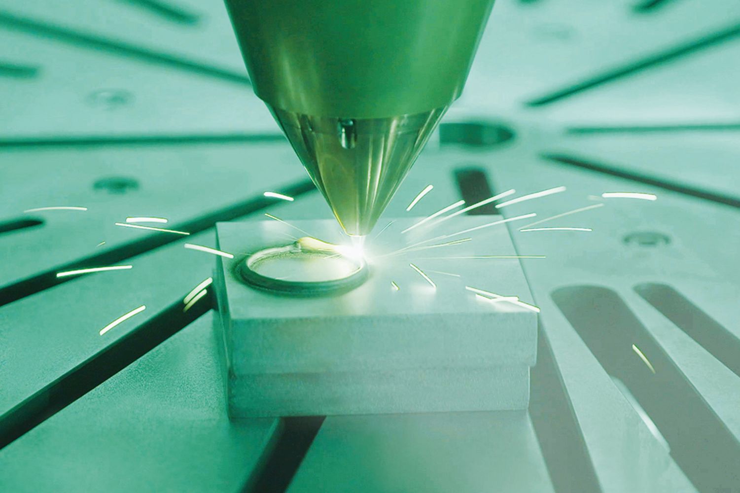 Am Fraunhofer IWS in Dresden wird das einsetzbare Spektrum von additiv verarbeitbaren Werkstoffen erweitert. Mittels maßgeschneiderter Laserauftragschweißprozesse lassen sich metallische Multi-Material-Bauteile realisieren.