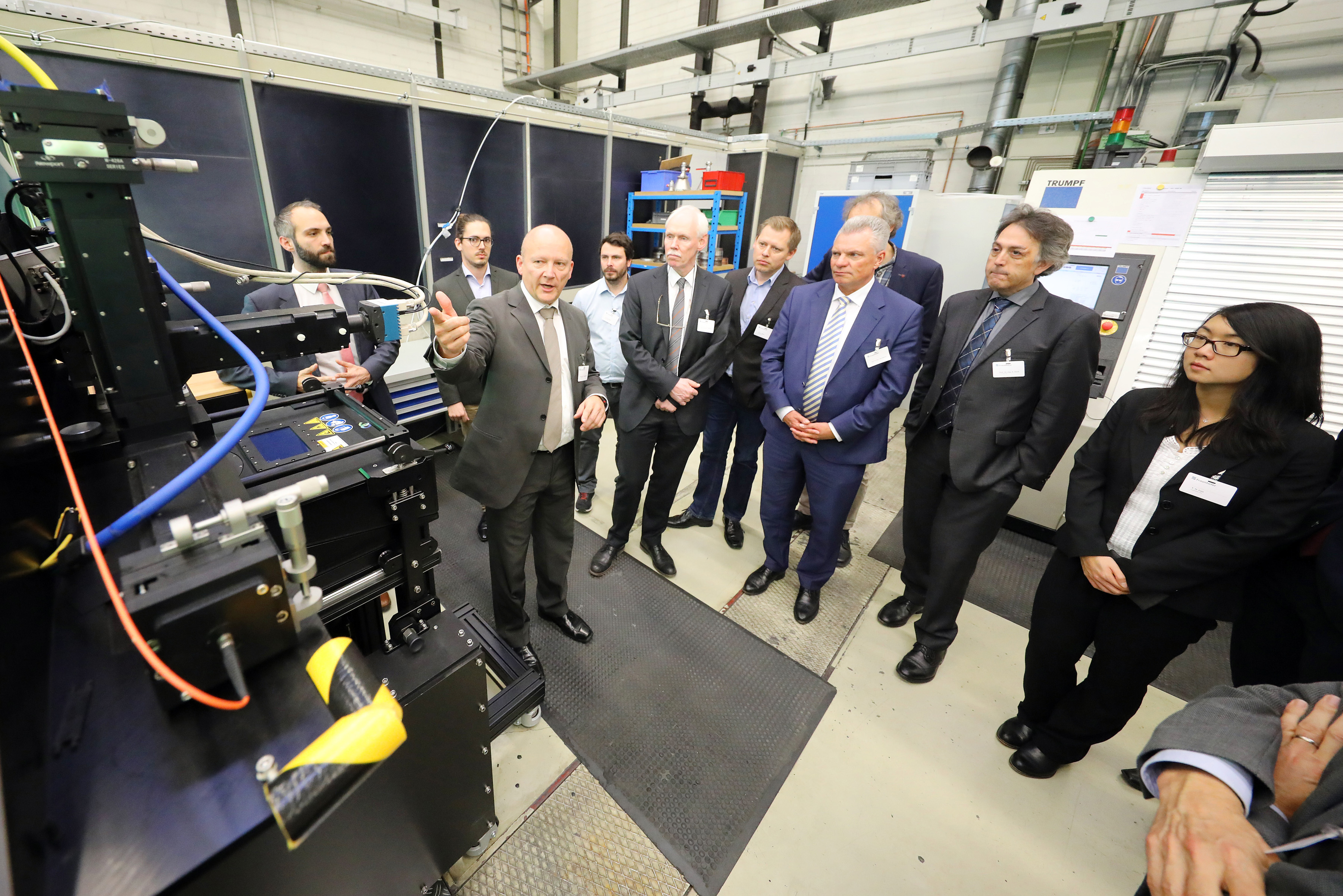 Image 3: Ulrich Thombansen explains the system technology for selective laser melting.