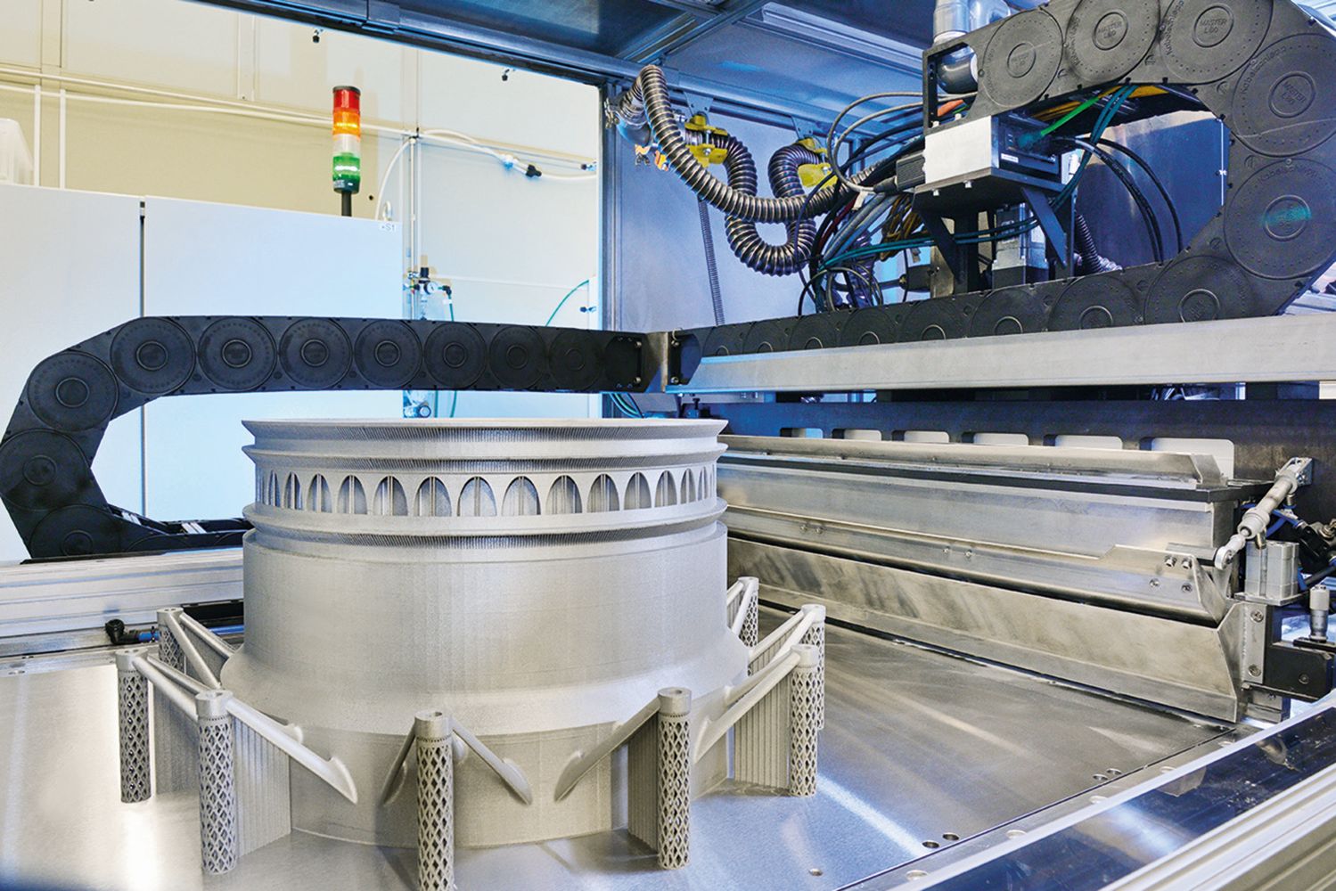 Several lasers at Fraunhofer ILT in Aachen use 3D printing to transform metal powder into a demonstrator component for the future generation of Rolls-Royce engines.